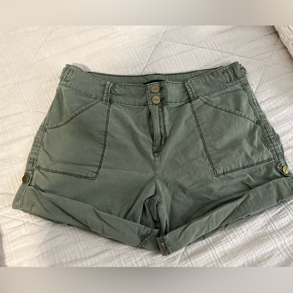 Sanctuary olive green roll up shorts size 28